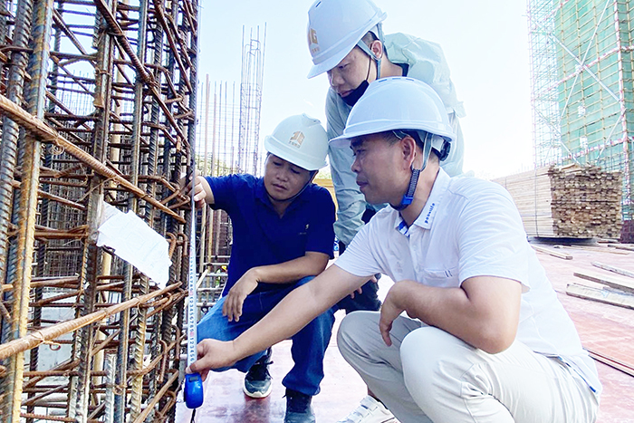 8防城港區域公司工程人員對項目鋼筋及水電套管預埋進行驗收.jpg