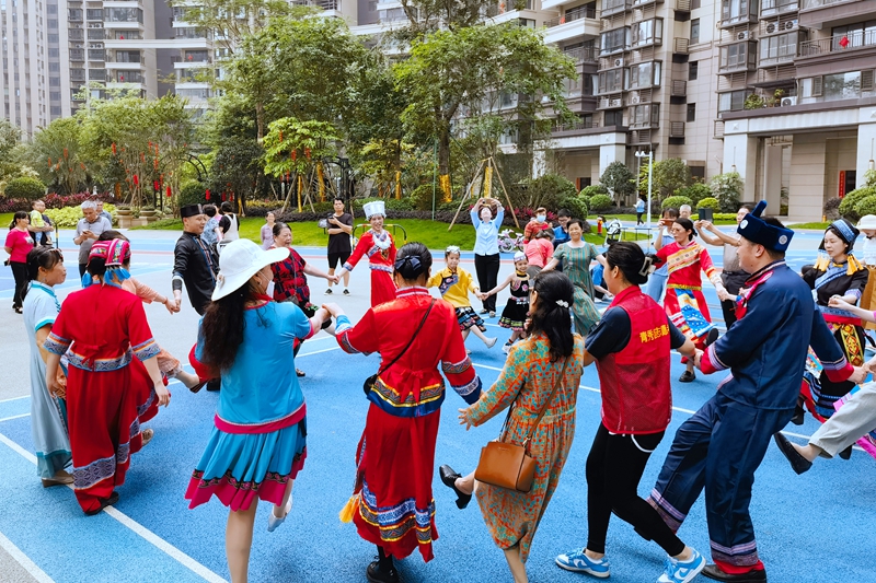 在吉祥·鳳景灣舉辦的傳統(tǒng)民俗活動(dòng)吸引了小區(qū)業(yè)主積極參與，現(xiàn)場(chǎng)其樂(lè)融融。_副本.jpg